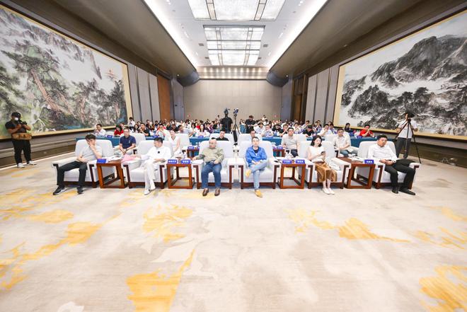 重磅揭晓!箭牌瓷砖斩获“瓷砖十大品牌”两大殊荣(图2) 重磅揭晓!箭牌瓷砖斩获“瓷砖十大品牌”两大殊荣(图2)