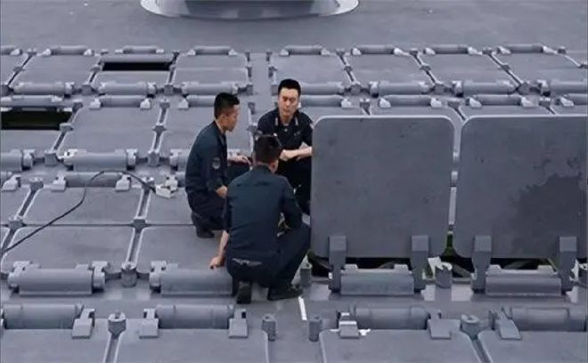055型的CIC战情中心850毫米大型垂发装置央视镜头前一览无余(图2)