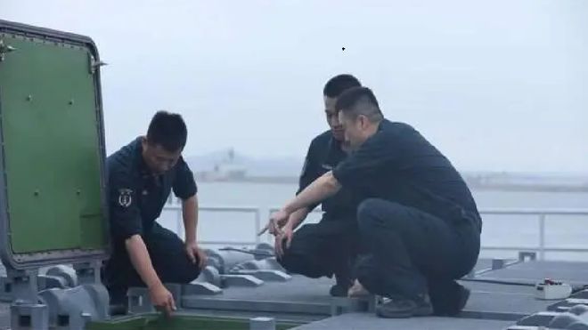 055型的CIC战情中心850毫米大型垂发装置央视镜头前一览无余(图3)