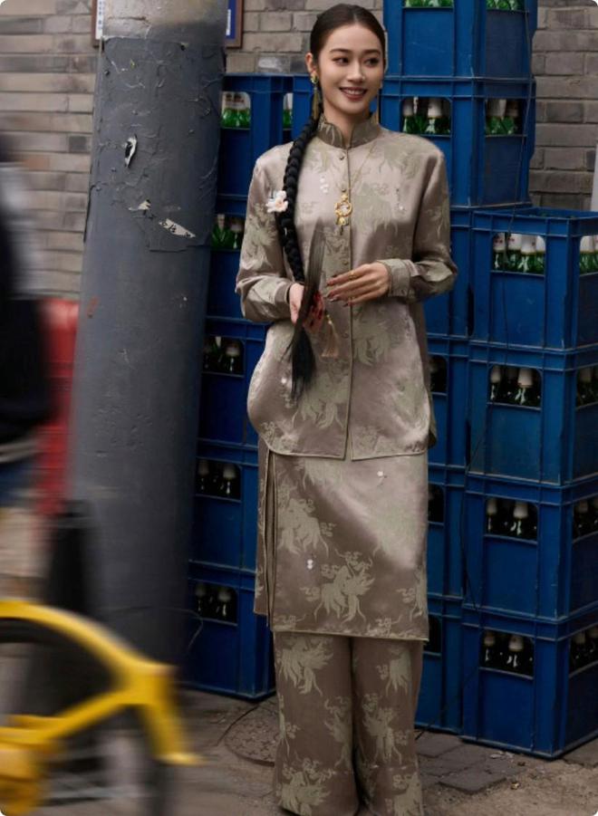 北京这一晚当女明星换上中国风礼服才知道啥叫审美界的天花板(图14) 北京这一晚当女明星换上中国风礼服才知道啥叫审美界的天花板(图14)