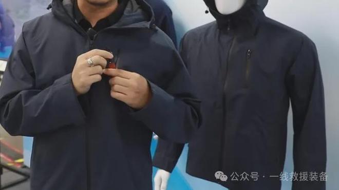 防溺水冲锋衣3秒打开显著提高生存率创新应急民用产品亮相(图2) 防溺水冲锋衣3秒打开显著提高生存率创新应急民用产品亮相(图2)
