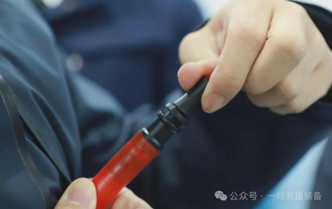 防溺水冲锋衣3秒打开显著提高生存率创新应急民用产品亮相(图4) 防溺水冲锋衣3秒打开显著提高生存率创新应急民用产品亮相(图4)