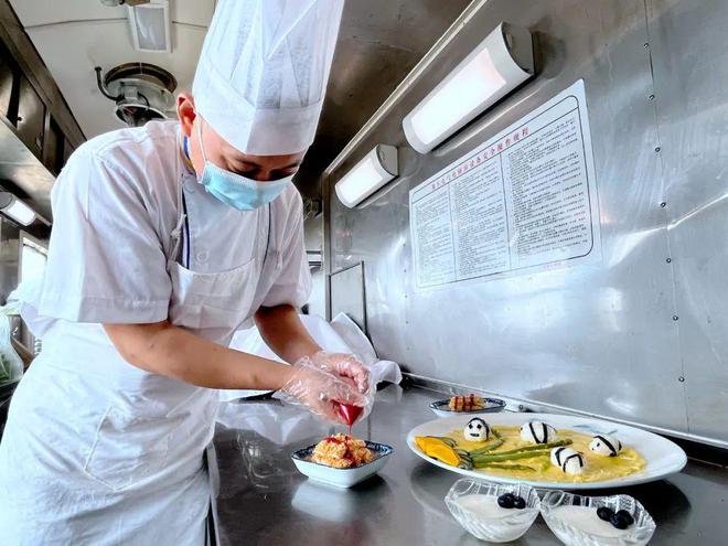前11个月开出1737列天南地北坐上火车慢慢“游”(图1)