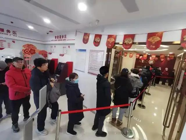 年轻人也来排队!“蛇钞”兑换首日有人转手就卖最高溢价150%!专家:“蛇钞”不一定能复制“龙行情(图3) 年轻人也来排队!“蛇钞”兑换首日有人转手就卖最高溢价150%!专家:“蛇钞”不一定能复制“龙行情(图3)